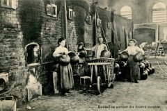 Postcard with caption Bouteilles sourtant des fours à recuire (bottles coming out of the annealing oven) Verreries de Jumet, (Jumet, Belgium, ca. 1910).